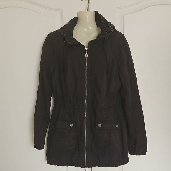 Guess Black Utility Jacket with Collared Neckline & Hoodie - Picture 3 of 16